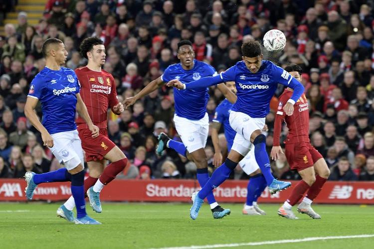 记者：王刚伤情比想象中好，侯森缝了20多针坐火车返京