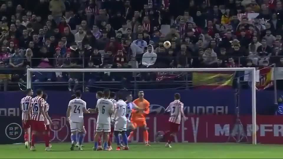 由于C罗被红牌禁赛，绝代双骄皆结束了自己本年度的...