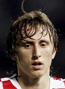 腿软！男子在1800米高空踢球：球场无护栏 致敬C罗 最后跳伞降落