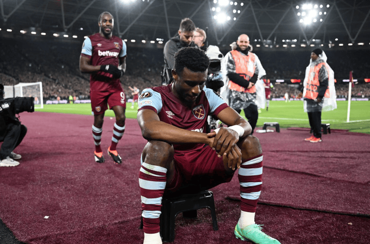 国脚中场精准传球，撕开对手防线